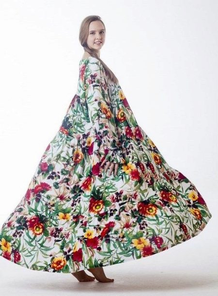 Długa sukienka z kwiatowym nadrukiem w stylu ludowym