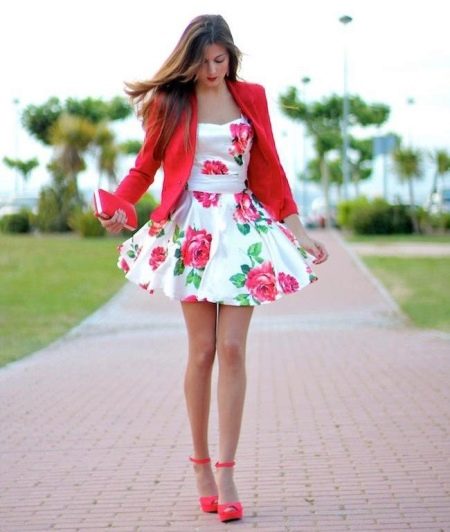 Gaun putih dengan bunga ros digabungkan dengan jaket merah