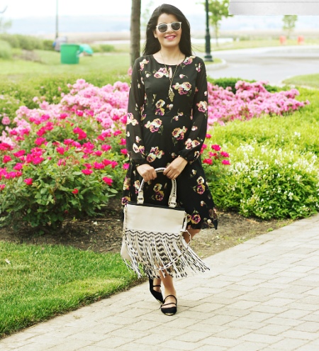 Fekete ruha rózsákkal és egy táskával