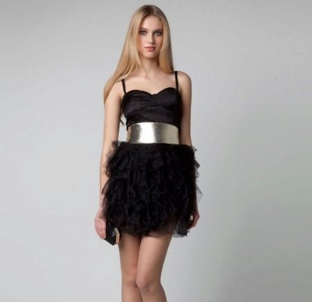 Short dress with straps with chiffon ruffles on the skirt