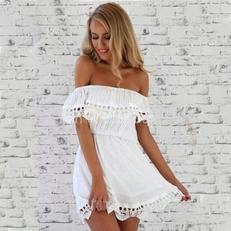 Hvid cambric kjole med flæser
