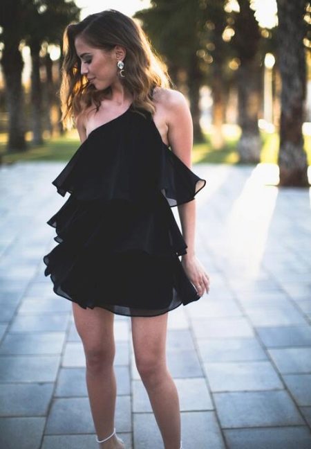 Yatay farbalalı siyah kısa elbise