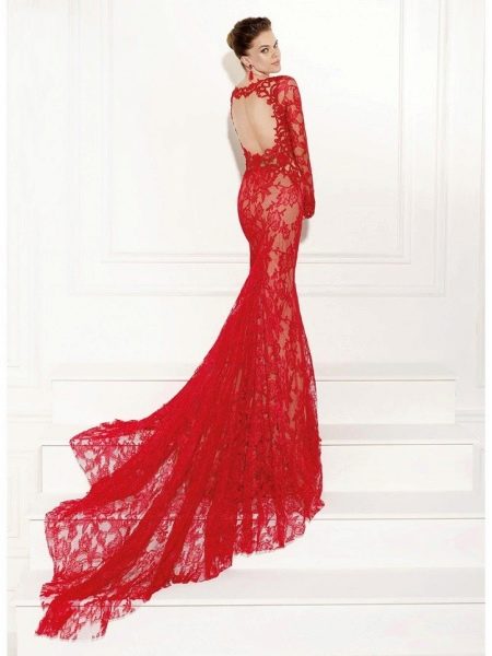 Red lace robe na may tren