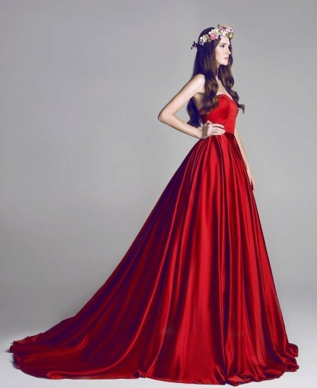 فستان ساتان أحمر مع قطار