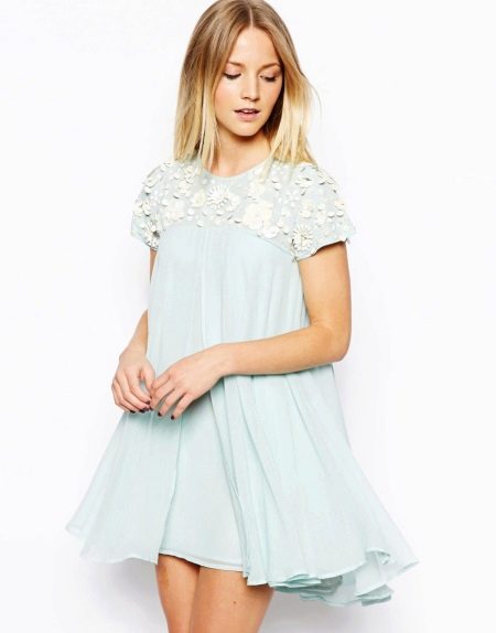 Trapezowa sukienka jasnoniebieska