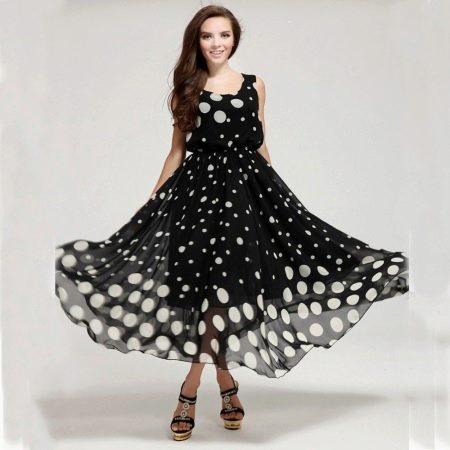 Schwarz-weißes Kleid mit Polka Dots in verschiedenen Größen