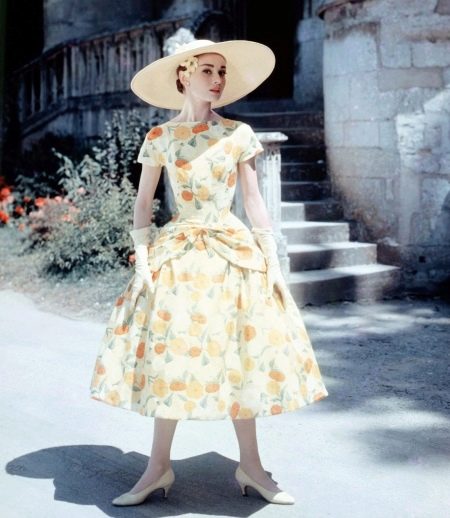 De kleurrijke jurk van Audrey Hepburn