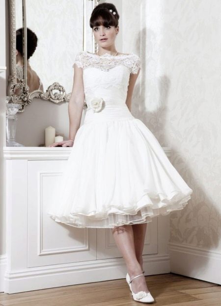Bujna suknia ślubna w stylu lat 50.
