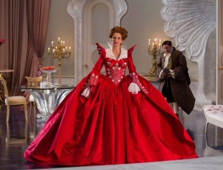 Sodriai raudona barokinė suknelė