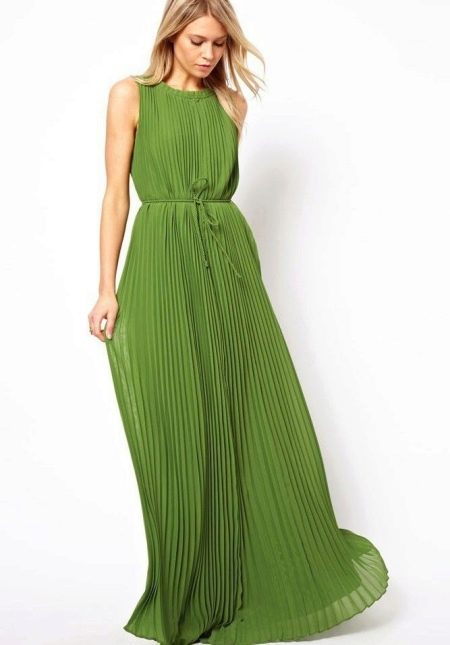 Plissiertes langes grünes Kleid