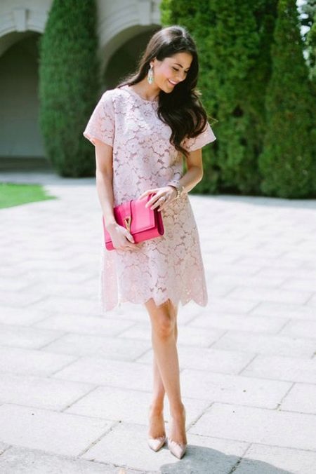 Světle růžové krajkové šaty pro volný čas
