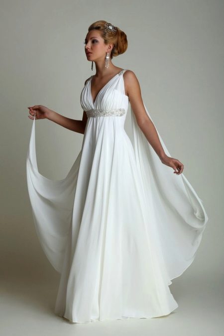Balta graikiško stiliaus suknelė, platėjanti nuo krūtinės