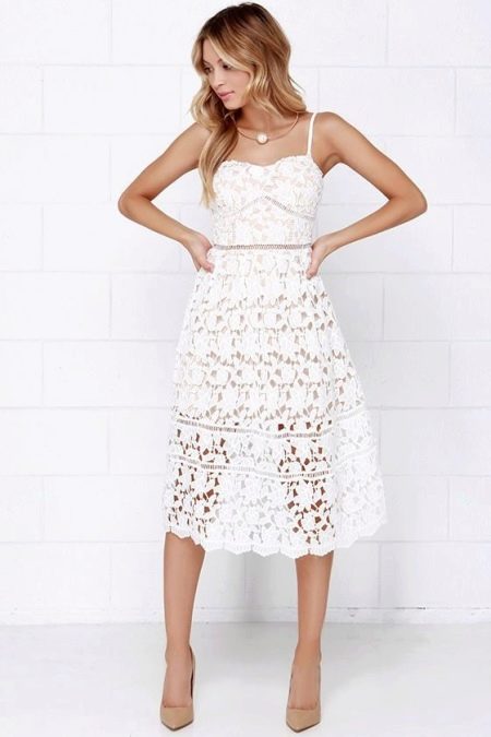 Бяла разклещена плетена рокля