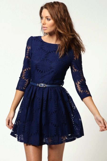 Marineblauwe uitlopende jurk vanaf de taille
