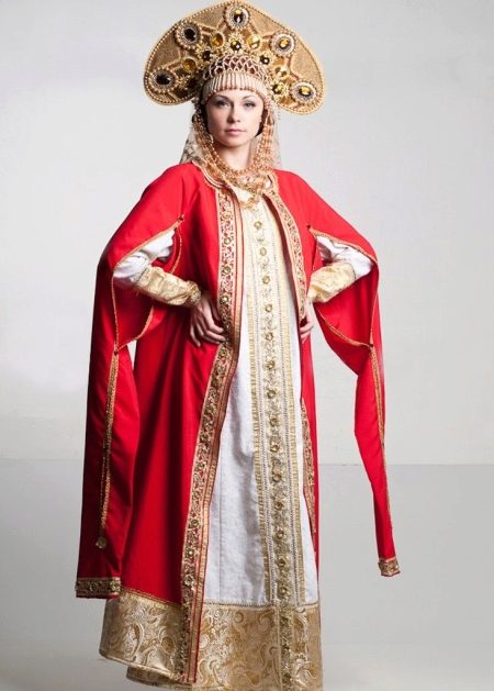  فستان الشمس الأبيض الروسي مع أنماط ذهبية