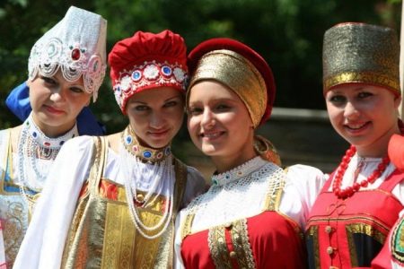 Rus sundress için aksesuarlar ve takılar