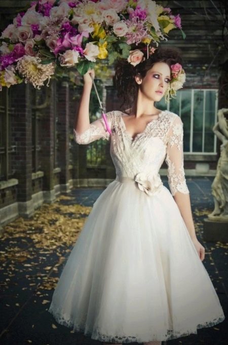 Gaun pengantin midi dengan bahagian atas kerawang