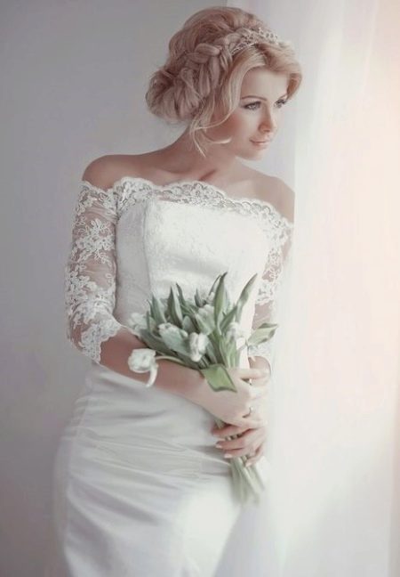 Bir elbise çantası için düğün saç modeli