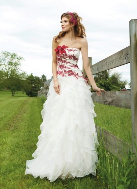 Biała suknia ślubna z czerwonymi elementami
