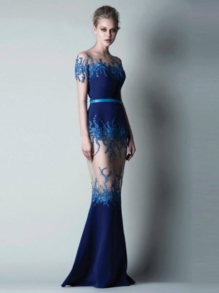 Belle robe de soirée bleu marine avec éléments transparents