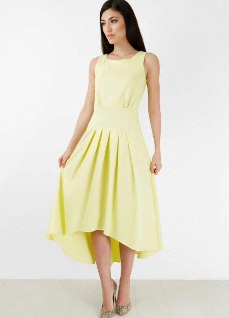 Lavtstående kjole med hævet asymmetrisk nederdel