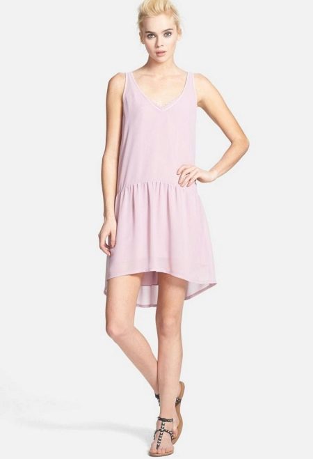 Lavtstående kort kjole med asymmetrisk nederdel
