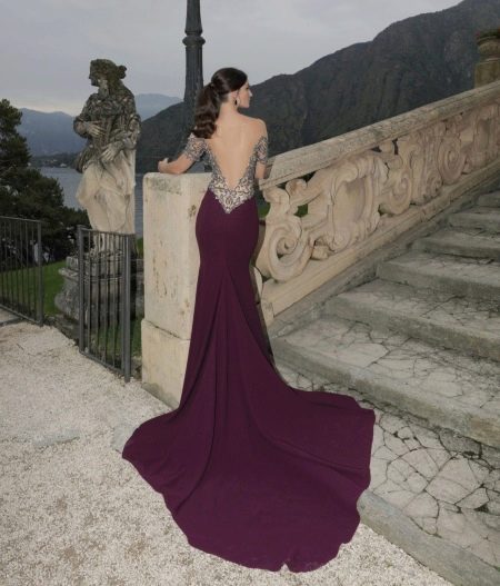Fioletowa sukienka z odkrytymi plecami