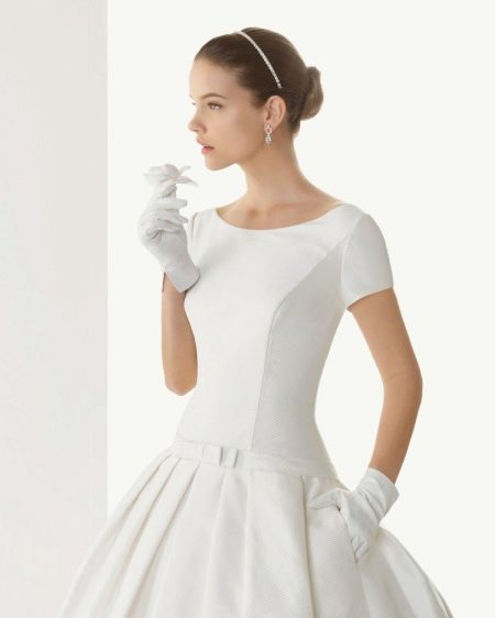 فستان زفاف قصير الاكمام مع قفازات