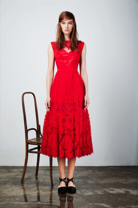Вталена червена рокля