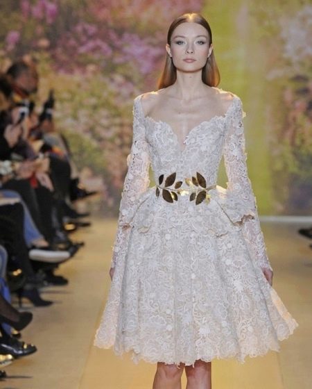 Złoty pasek na białą koronkową sukienkę