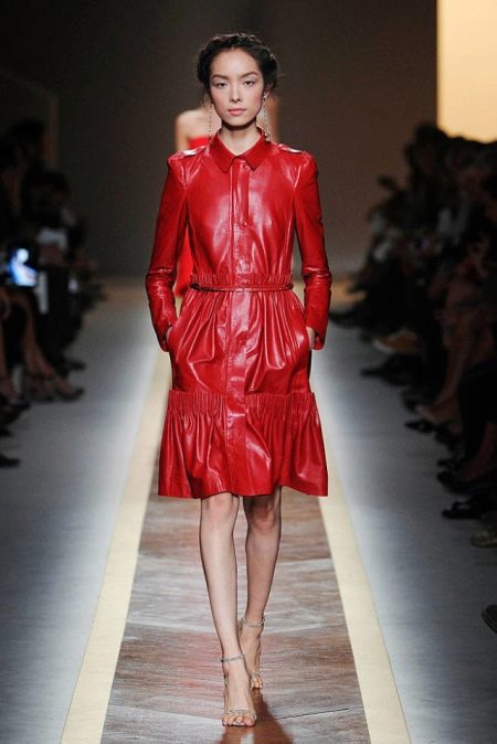 Papuošalai raudonai odinei suknelei