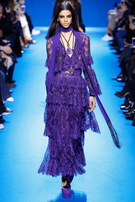 Robe en dentelle lilas avec accessoires assortis