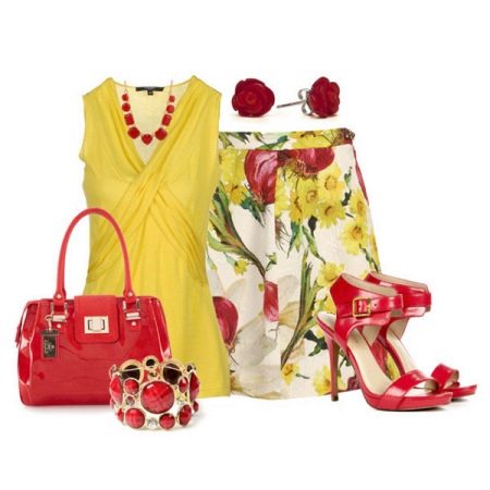 Accesorios rojos para un vestido amarillo
