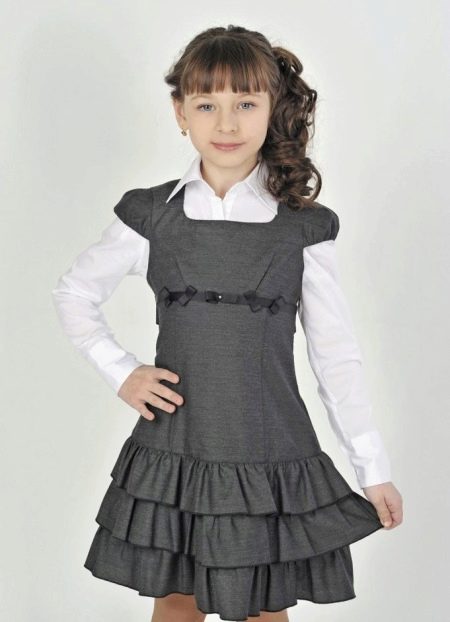 Mokyklinė suknelė mergaitei su sparneliais rankovėmis