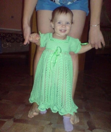 Díszítő szalagok horgolt ruha lányoknak 1 éves korig