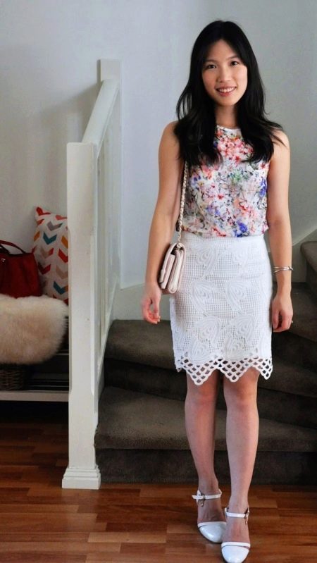 Bijela pencil suknja s cvjetnom bluzom