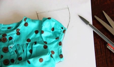 Een patroon van mouwen maken op een jurk
