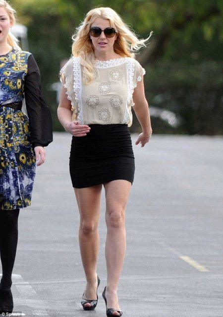 Gambarkan gelas epal Britney Spears dalam skirt