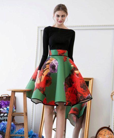 Skirt tirus dengan cetakan bunga besar
