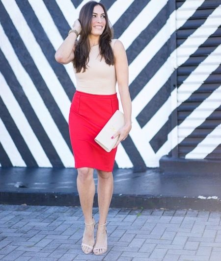 Červená tužková sukně