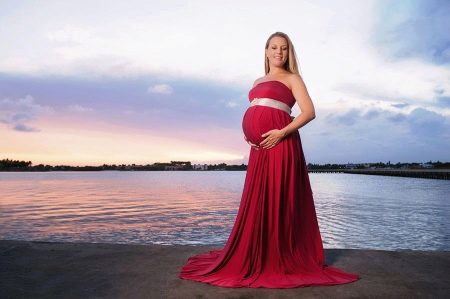 Czerwona sukienka dla kobiet w ciąży