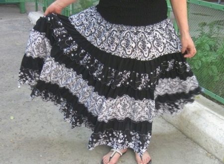 Skirt berlapis dengan kuk untuk montok