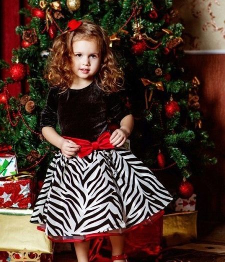 Novoročné šaty pre dievčatá v čiernej a bielej farbe