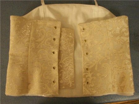 Crearea de găuri de dantelă pe corset