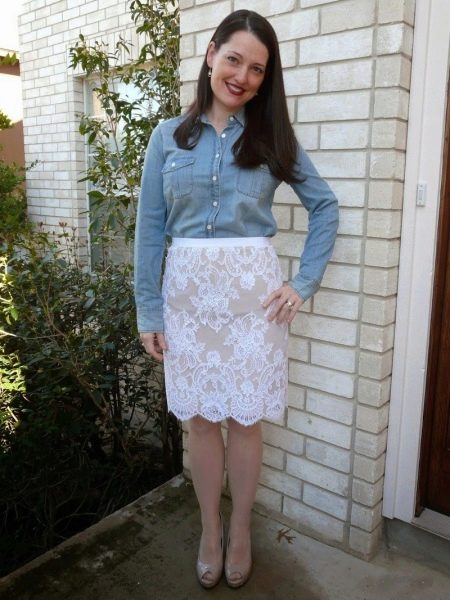 Rovná sukňa v kombinácii s džínsovou košeľou