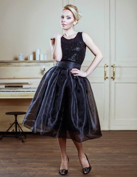 Crna zvonasta suknja od organze u kombinaciji s crnim topom