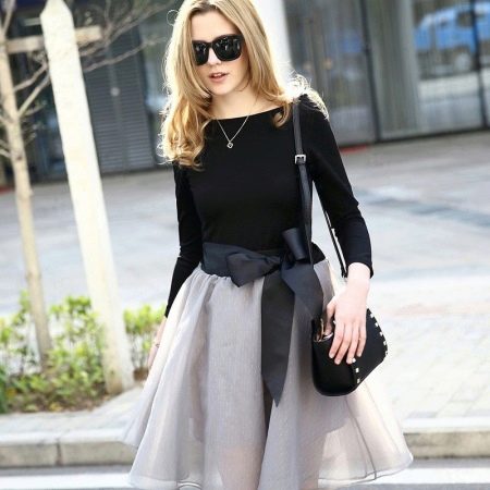 Siva suknja s mašnom u kombinaciji s crnim topom